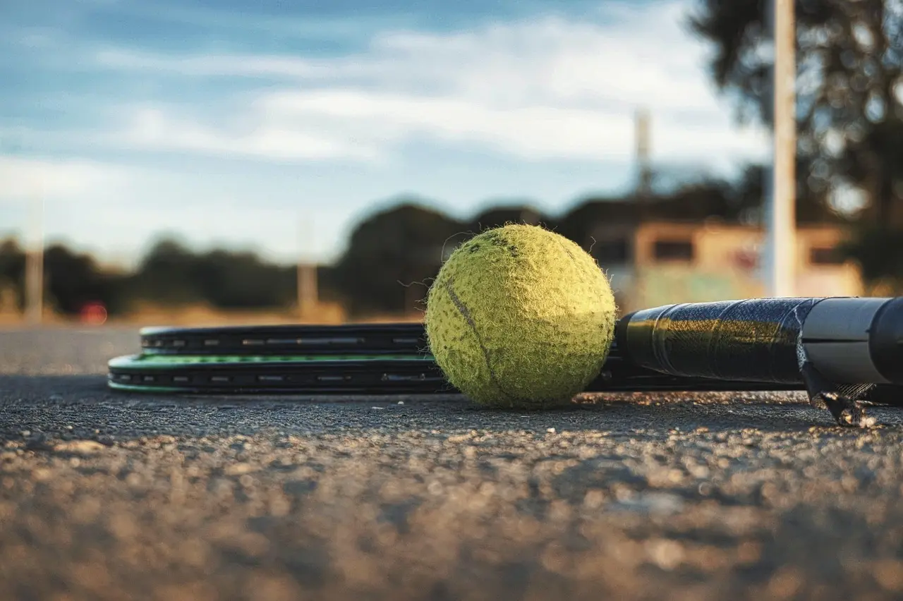 Sådan finder du den rette padelbat til ham