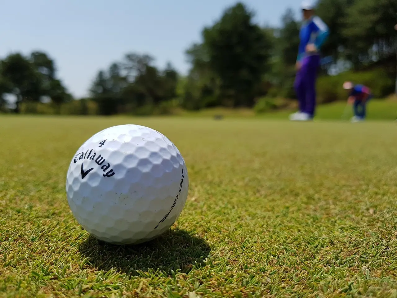 Hvilken golfbold er bedst til høj svinghastighed som julegave til ham?