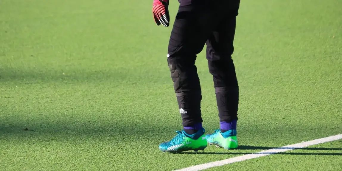 Hvilke fodboldstøvler til kunstgræs er bedst til ham?