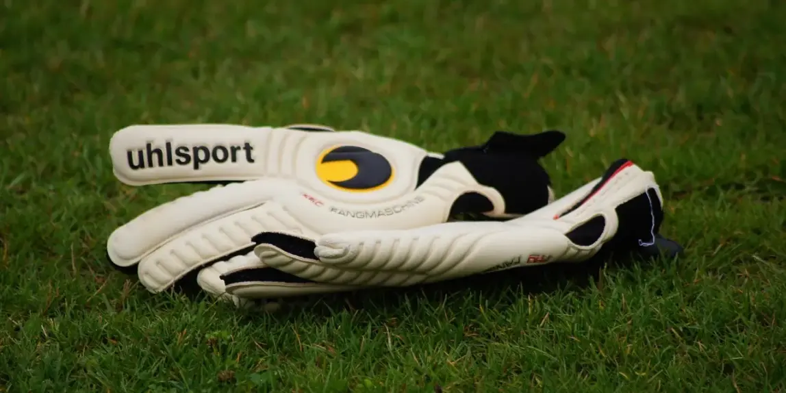 Hvilke målmandshandsker er bedst til ham i regnvejr?