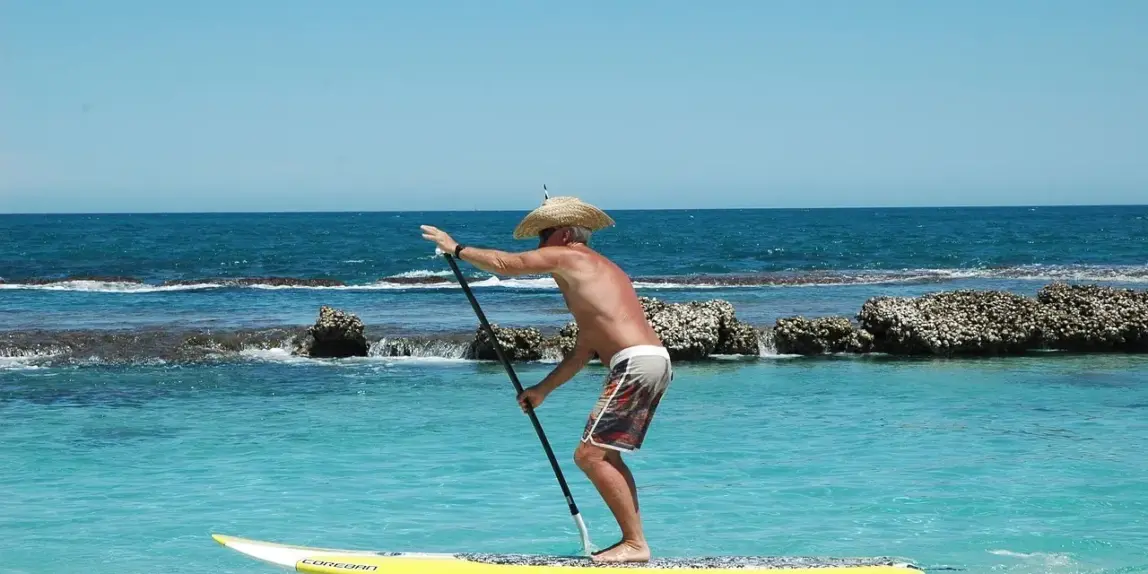 Hvilket oppusteligt SUP-board til begyndere er bedst til ham?