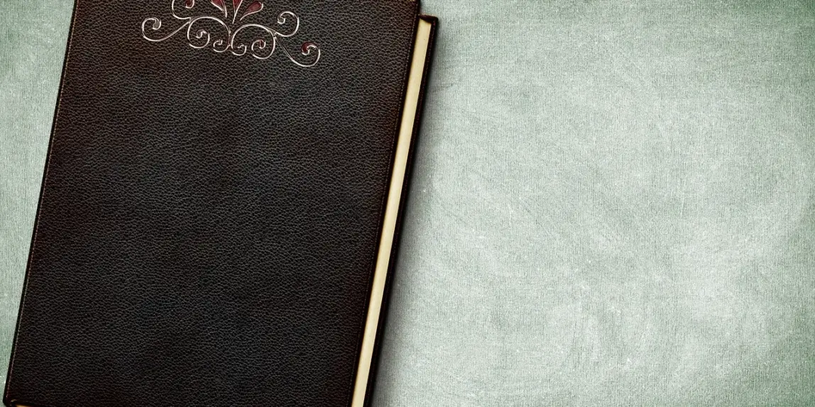 Sådan finder du en lommetømmerskål i læder til natbordet