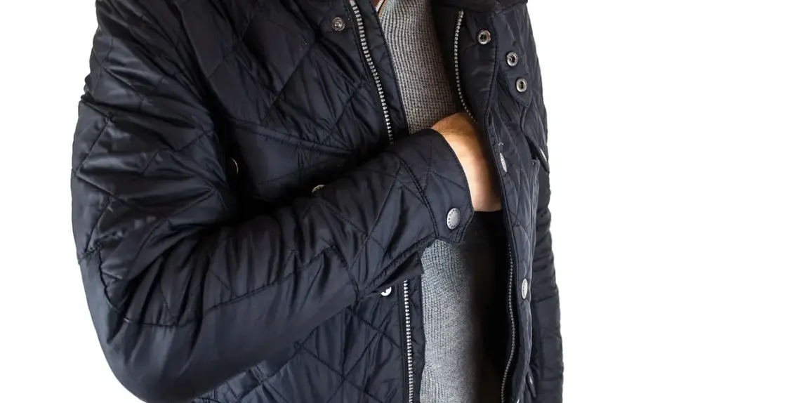 Skal han have en regnjakke med membran eller vokset bomuld?